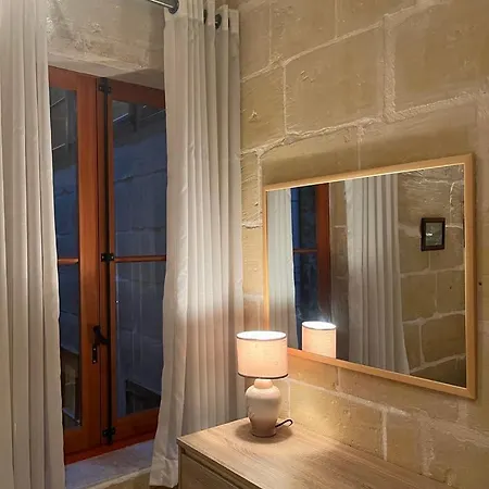 Σπίτι διακοπών '19, Kenn L-istorja' A Remarkable 500 Years Old House Of Character